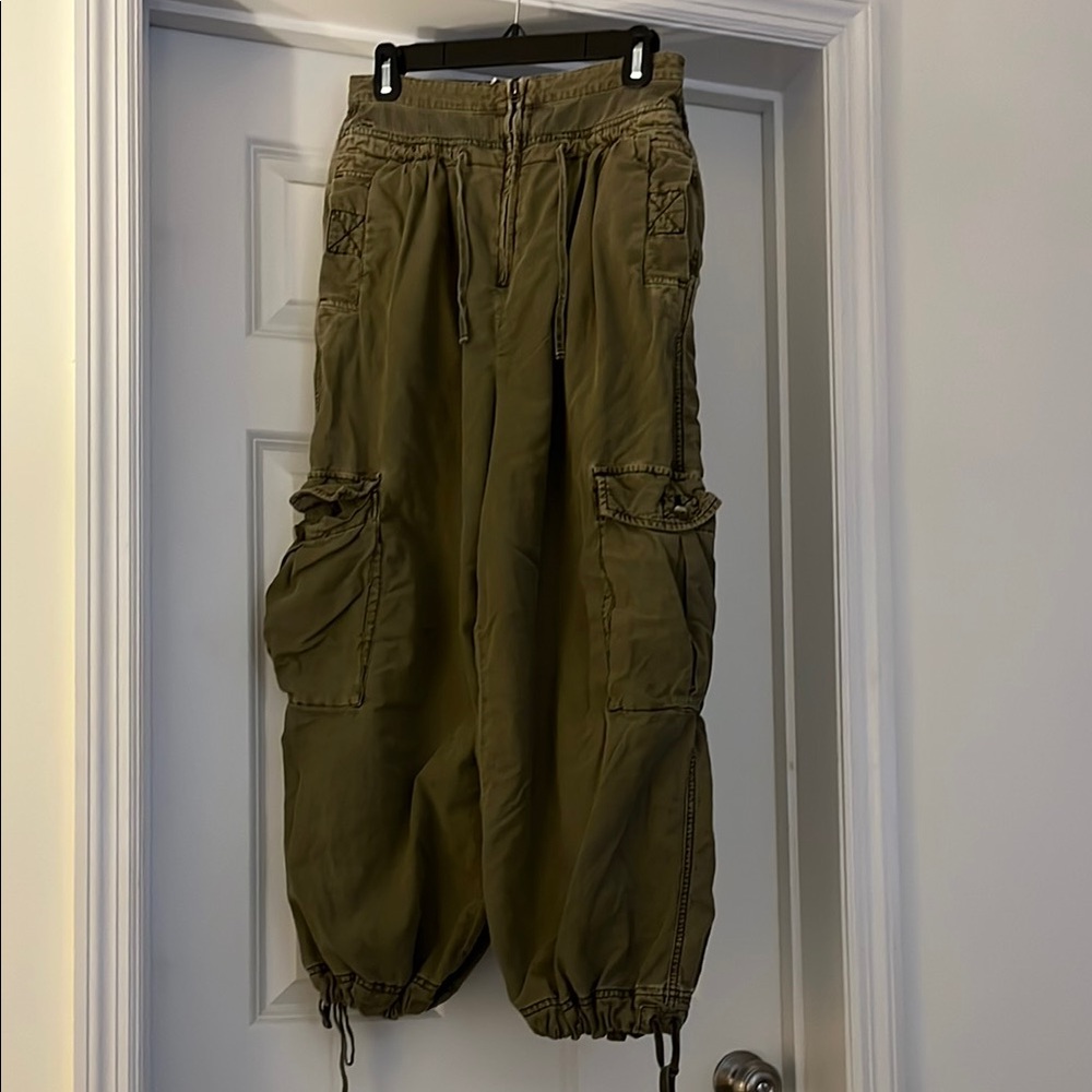 FREE PEOPLE olive green cargo pants. Small